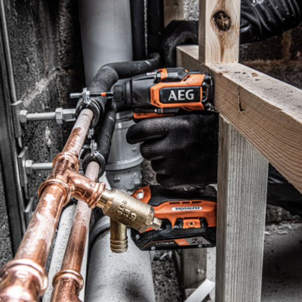 AEG 18V Brushless Sub Compact 4-Mode Impact Driver (A18SIDBL0) in action 