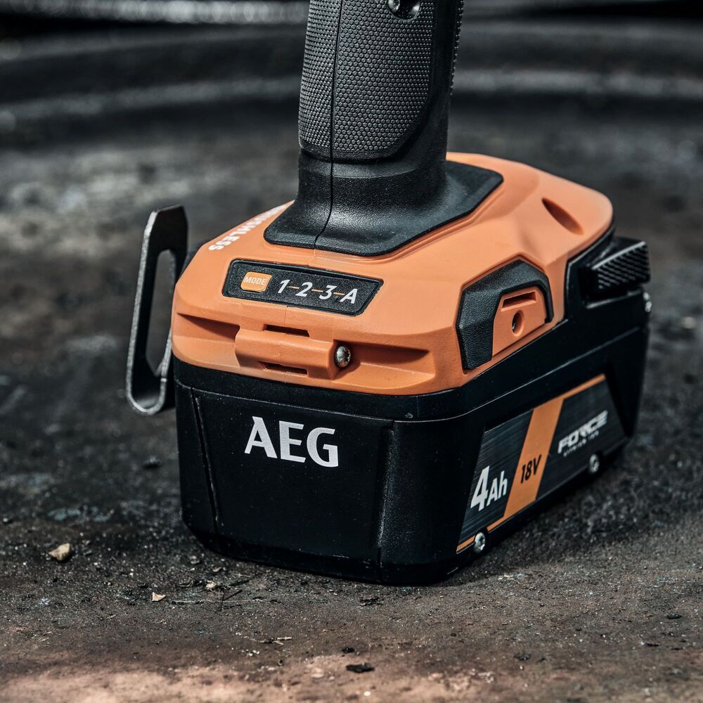 AEG 18V 3/8” Ratchet Wrench (A18RIW38B0) in action 